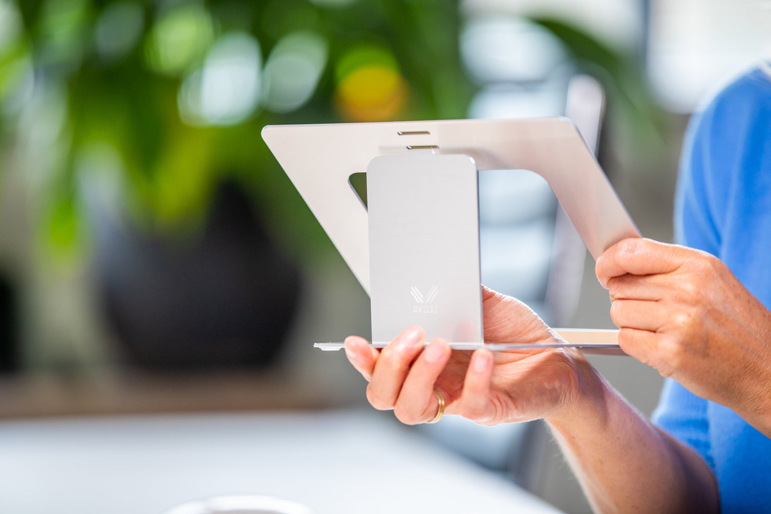 Ovilli OviStand laptopstandaard vastgehouden in handen